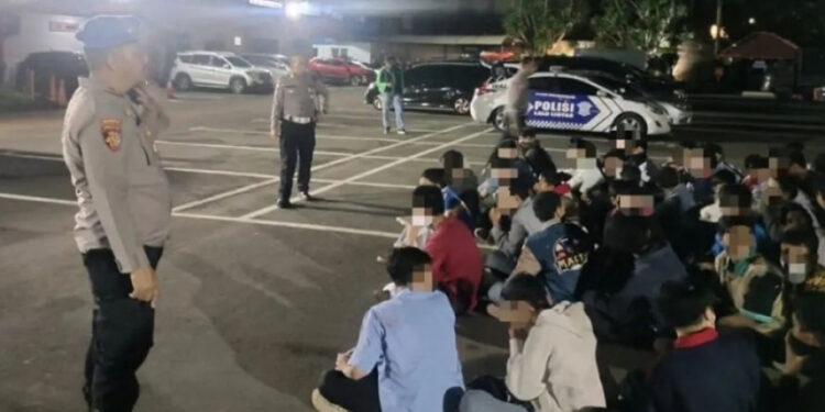 Lima Pemuda di Tangerang Konvoi Sambil Bawa Sajam, Digaruk Polisi Deh