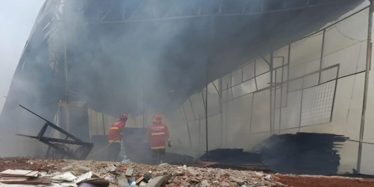 Gudang Dekorasi Terbakar, Delapan Unit Damkar Dikerahkan