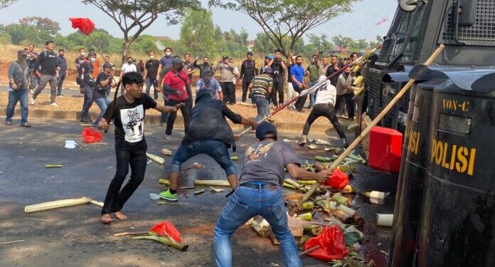 Ratusan Massa Bentrok dengan Aparat Kepolisian dalam Simulasi Protes Tolak Pemilu 2024