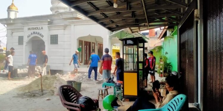 Sinergi Bersama Polsek Curug dan Warga Perbaiki Musala yang Rusak