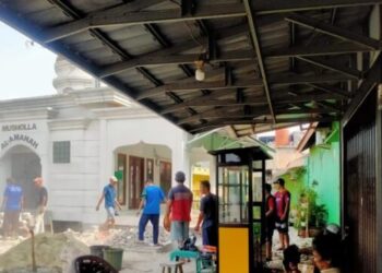 Sinergi Bersama Polsek Curug dan Warga Perbaiki Musala yang Rusak