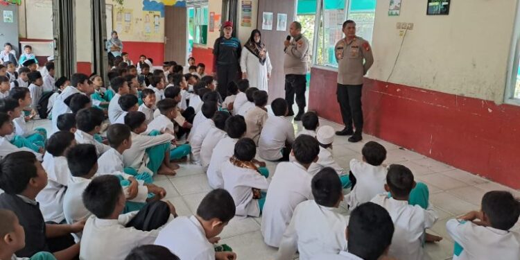 Binmas Polsek Pamulang Gelar Police Go To School di SDN Parakan
