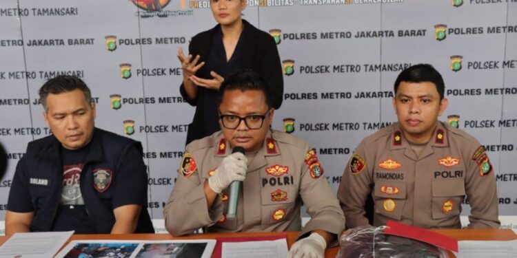 Tak Terima Kekasihnya Diejek, Pria di Jakbar Pilih Ajak Duel Maut