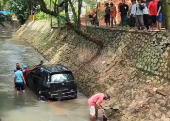 Pengendara Kagok, Mobil Tercebur ke Sungai di Kencana Loka BSD