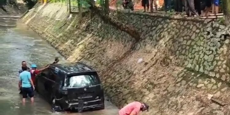Pengendara Kagok, Mobil Tercebur ke Sungai di Kencana Loka BSD