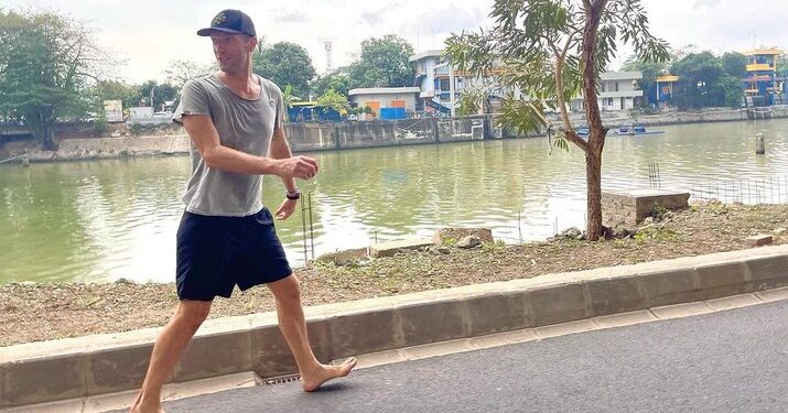 Sebelum Manggung Malam Nanti, Chris Martin Asyik Nyeker di Jalanan Jakarta