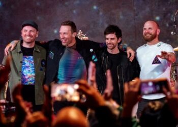 Coldplay Ganti Bendera LGBT dengan Kain Putih Bertuliskan Love