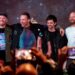 Coldplay Ganti Bendera LGBT dengan Kain Putih Bertuliskan Love