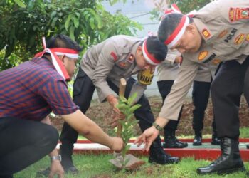 Lestarikan Lingkungan, Polres Tangsel Tanam 2.000 Pohon