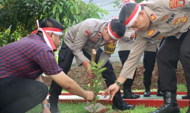 Lestarikan Lingkungan, Polres Tangsel Tanam 2.000 Pohon