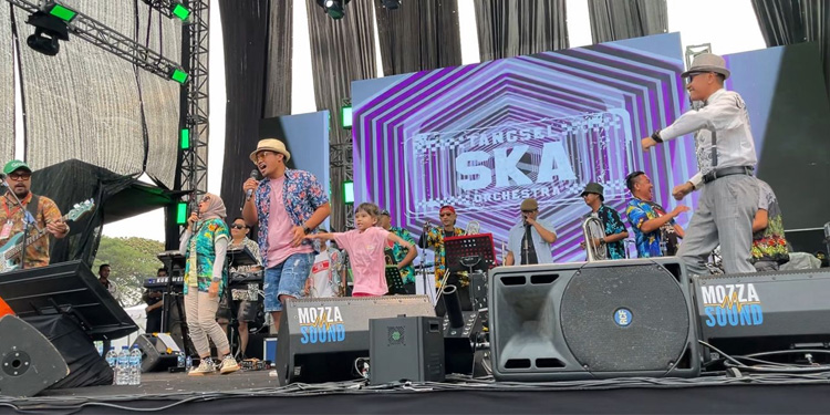 Bareng Tangsel Ska Orchestra, Pilar ‘Bius’ Penonton Tangsel Sejiwa Fest 2023