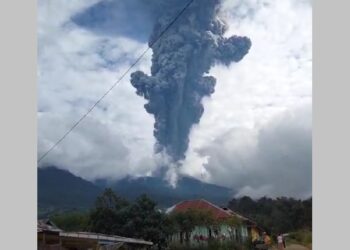 Gunung Marapi Erupsi, Muntahkan Batu dan Pasir