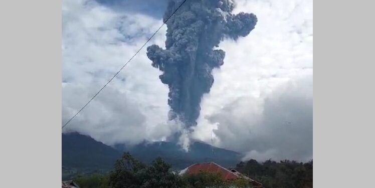 Gunung Marapi Erupsi, Muntahkan Batu dan Pasir