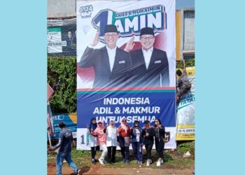 Relawan Poskora Kota Tangsel Pasang Baliho AMIN Ukuran Jumbo di Vila Dago