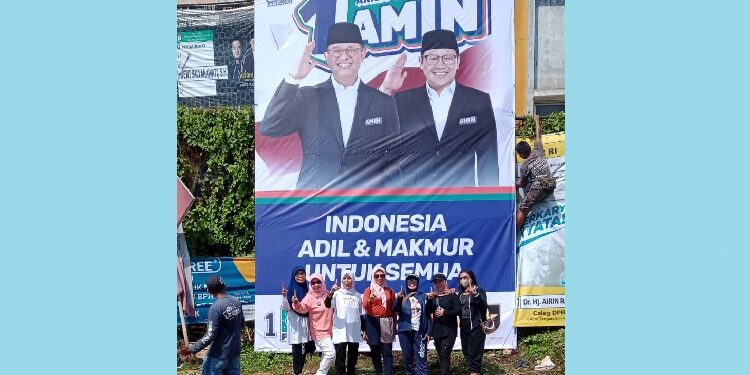 Relawan Poskora Kota Tangsel Pasang Baliho AMIN Ukuran Jumbo di Vila Dago