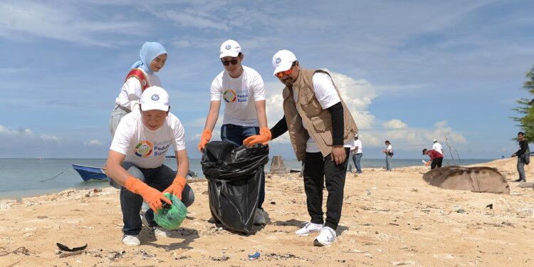 Estafet Peduli Bumi: Transplantasi 5.000 Bibit Terumbu Karang di Pulau Samalona Makassar