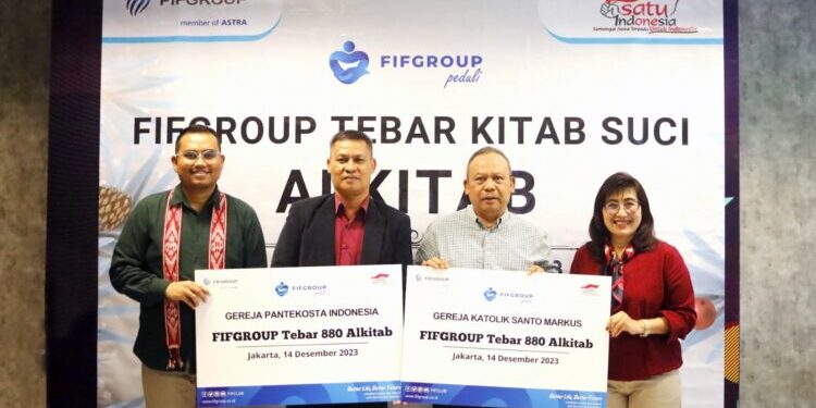 Sambut Natal 2023, FIFGROUP Bagikan Alkitab di Delapan Gereja