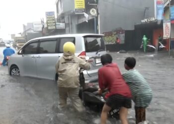 Hujan Disertai Angin Kencang Sebabkan Banjir dan Kendaraan Mogok di Pondok Aren