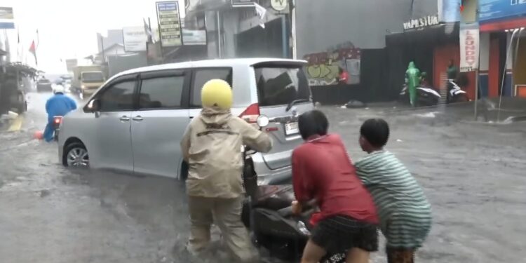 Hujan Disertai Angin Kencang Sebabkan Banjir dan Kendaraan Mogok di Pondok Aren