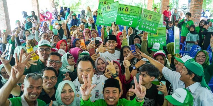 Bagikan Sembako Murah, Sandiaga Uno Dikepung Ibu-Ibu Tangsel