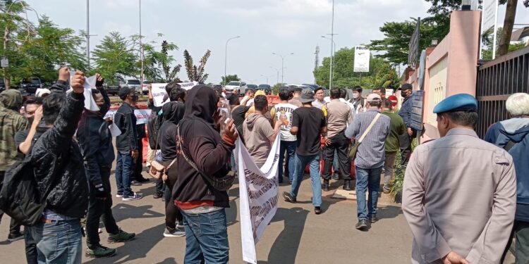 Puluhan Korban Penipuan Investasi Datangi Polres Tangsel