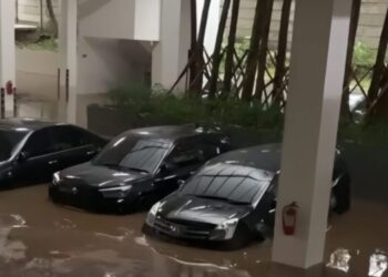 mobil terendam banjir di apartemen