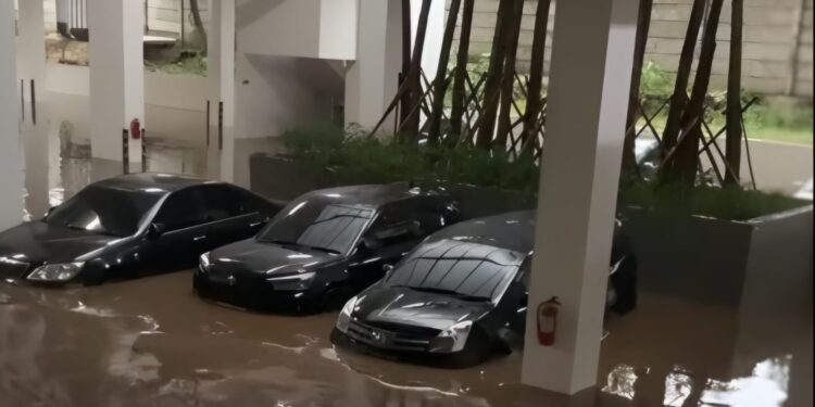 20 Unit Mobil Terendam Banjir di Apartemen Serpong Garden, BPBD: Tanggul Jebol Kita Perbaiki