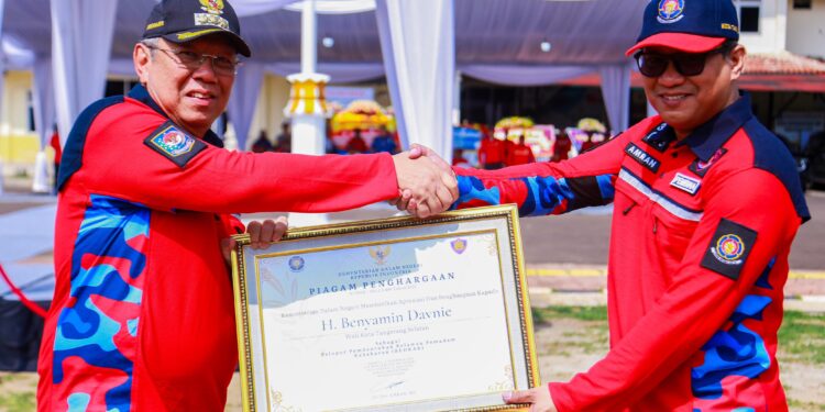 Bentuk 1.500 Relawan Pemadam Kebakaran, Benyamin Diberi Penghargaan oleh Kemendagri