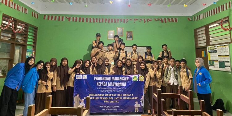 Sosialisasi Manfaat dan Bahaya Pemakaian Teknologi dalam Menghadapi Era Digital