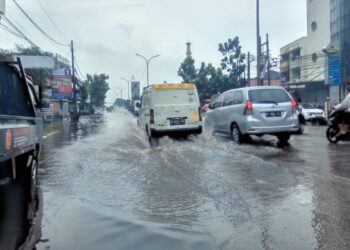 Hujan Deras Guyur Tangsel, Ruas Jalan di Pamulang 2 Digenangi Air Setinggi 60 Cm