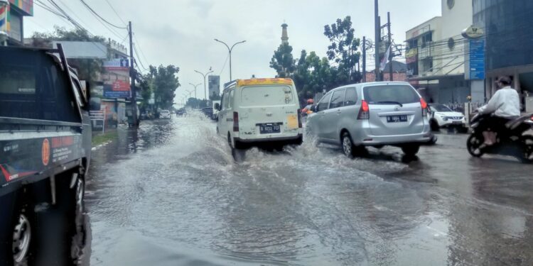 Hujan Deras Guyur Tangsel, Ruas Jalan di Pamulang 2 Digenangi Air Setinggi 60 Cm