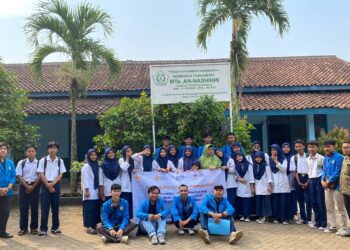 PKM Unpam: Perakitan Rak Sepatu di SMK dan MTs An-Nashihin