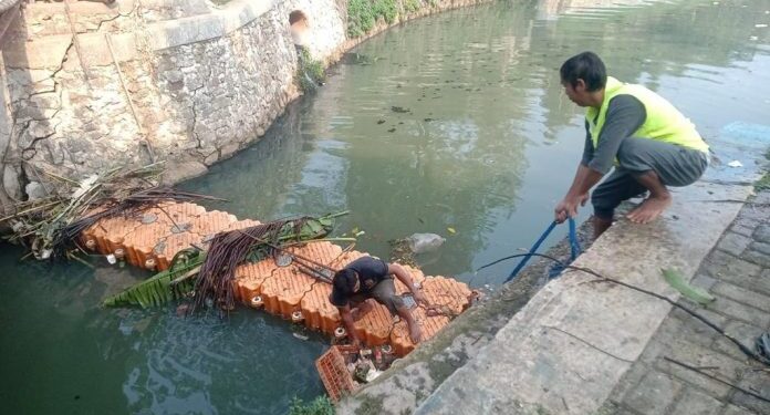 Antisipasi Banjir di Musim Penghujan, DLH Tangsel Intensifkan Pembersihan Sampah
