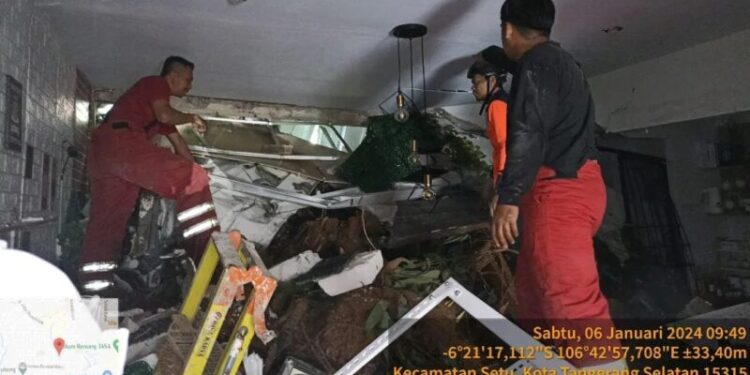 Tim Satgas BPBD Kota Tangerang Selatan Salurkan Bantuan Logistik untuk Korban Longsor