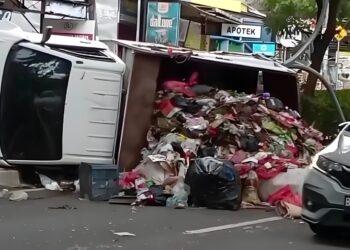 Mobil Pick Up Sampah DLH Tangsel Terguling, Kabid Persampahan: Karena Sopir Mengantuk