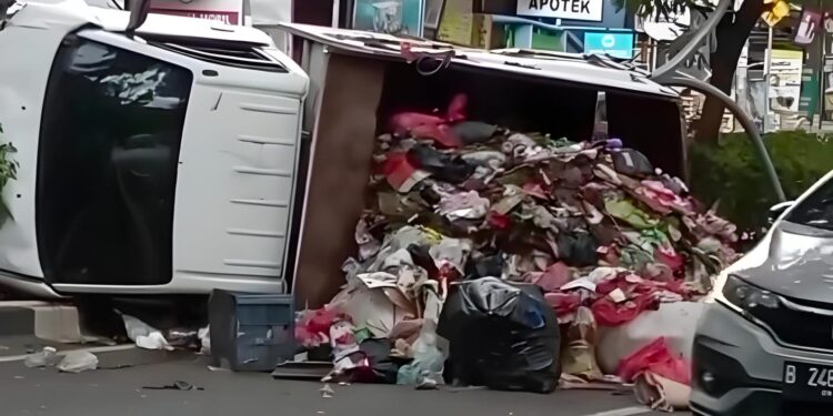 Mobil Pick Up Sampah DLH Tangsel Terguling, Kabid Persampahan: Karena Sopir Mengantuk