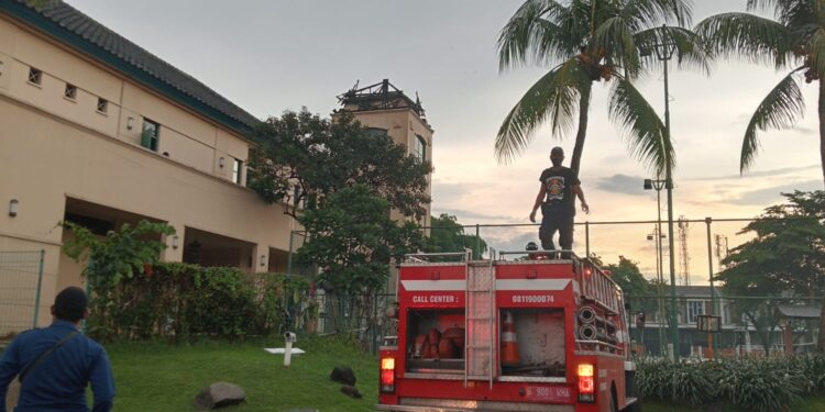Damkar Kota Tangsel: Kebakaran Menara Sport Center Vila Dago karena Faktor Alam