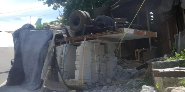 Truk Fuso Terguling di Tanjakan Jembatan di Jombang Ciputat, Warga: Sudah Sering Kecelakaan