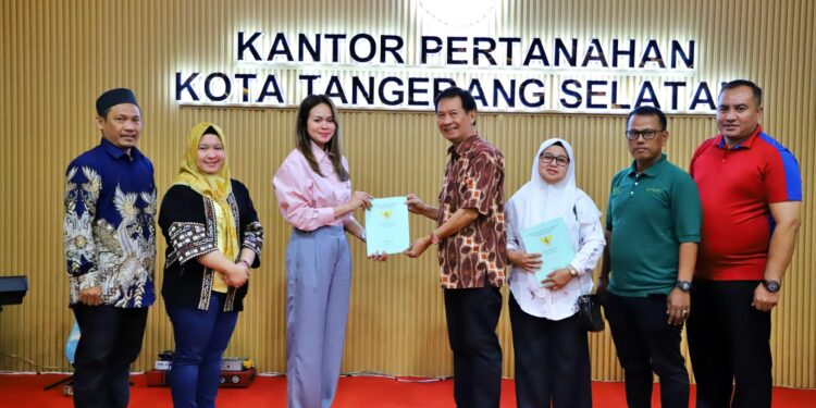 Kantor Pertanahan Kota Tangsel Bagikan 169 Sertifikat Tanah PTSL 2023