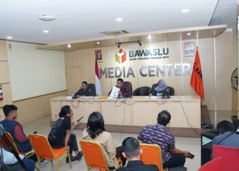Konferensi pers pengawasan logistik Pemilu 2024. Foto: Bawaslu.