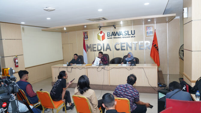 Konferensi pers pengawasan logistik Pemilu 2024. Foto: Bawaslu.