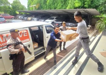 Personel TP3 Sat Samapta Polres Tangsel Kawal Pendistribusian Logistik Pemilu