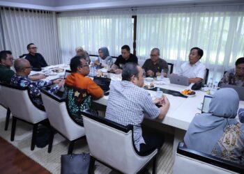 Suasana rapat Tindak Lanjut Pengadaan ASN Tahun 2024, di rumah dinas Menteri PANRB, Sabtu (6/1). Foto: Dok. Kemenpan RB