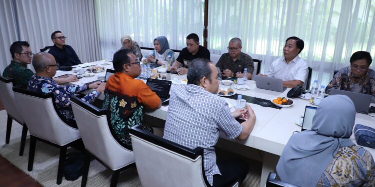 Suasana rapat Tindak Lanjut Pengadaan ASN Tahun 2024, di rumah dinas Menteri PANRB, Sabtu (6/1). Foto: Dok. Kemenpan RB