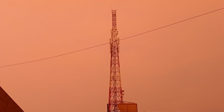 langit pamulang warna oranye