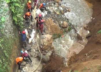 evakuasi korban longsor