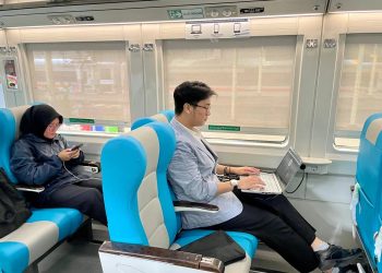 Demi Kenyamanan Bersama, KAI Ingatkan Kembali Aturan Penggunaan Stop Kontak di Kereta Api
