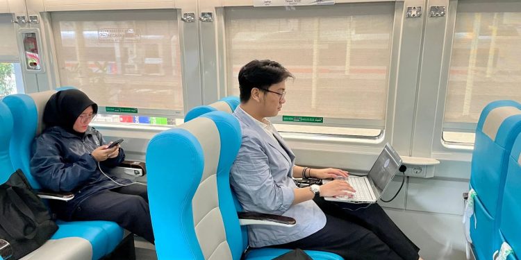 Demi Kenyamanan Bersama, KAI Ingatkan Kembali Aturan Penggunaan Stop Kontak di Kereta Api