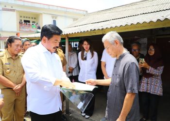 Menteri ATR/BPN Serahkan Langsung Sertifikat PTSL di Tangsel