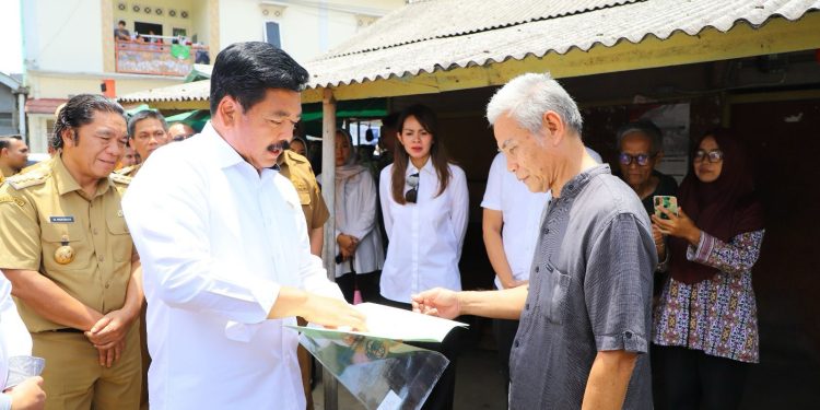 Menteri ATR/BPN Serahkan Langsung Sertifikat PTSL di Tangsel